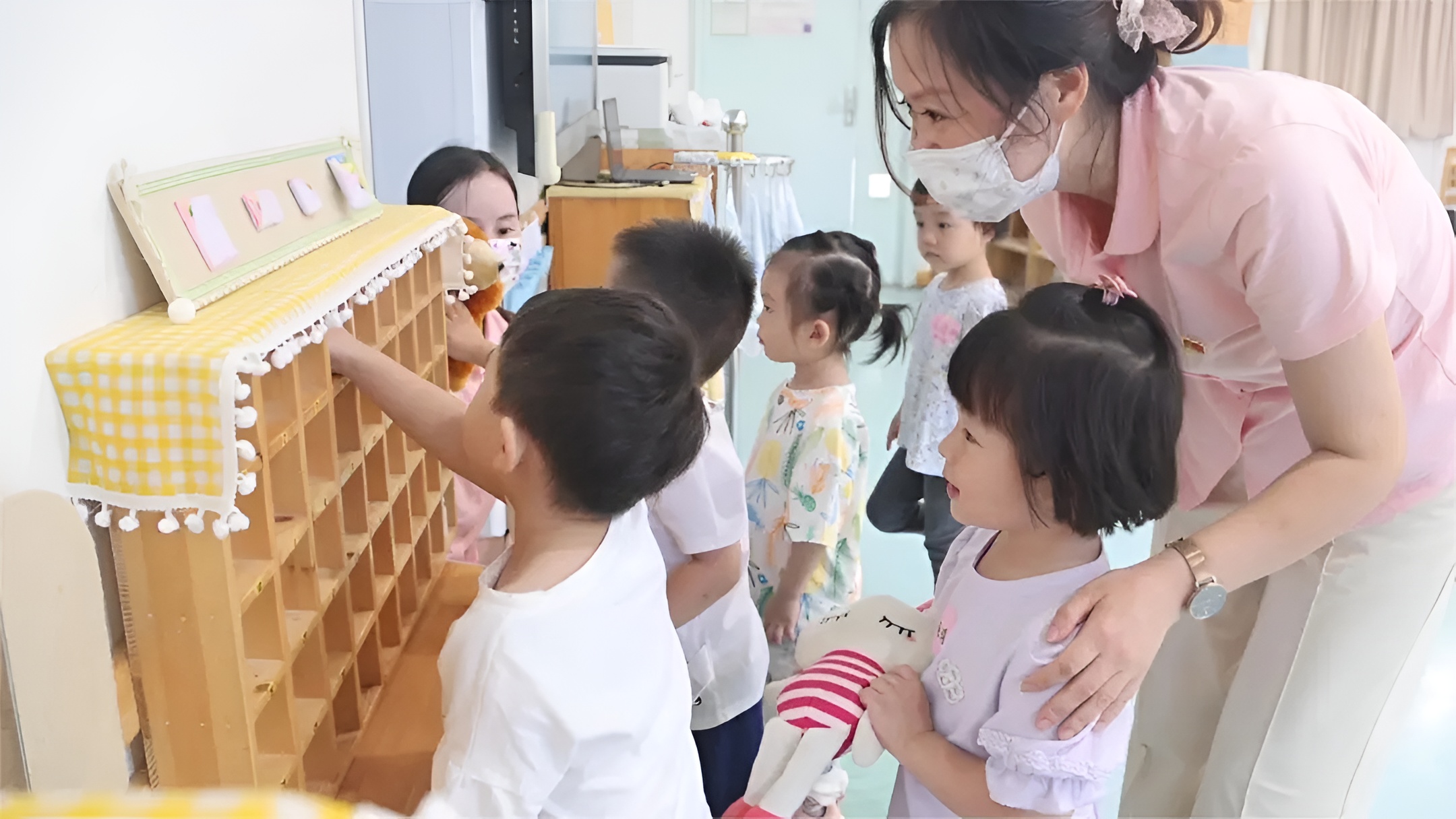 實習(xí)教師與幼兒互動.jpg